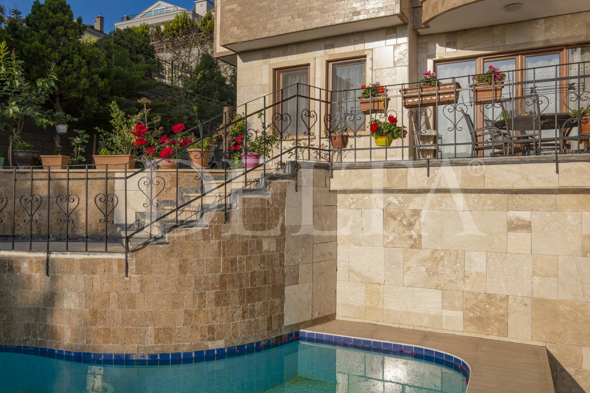 Traverten'in Zarafeti: Lüks Mekanlarda Doğal Taş Kullanımı